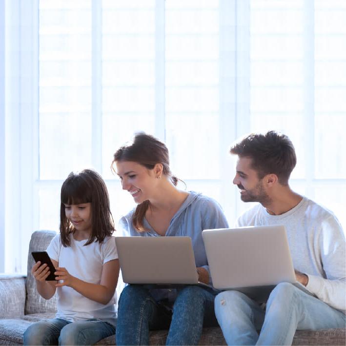 Familia reunida en casa